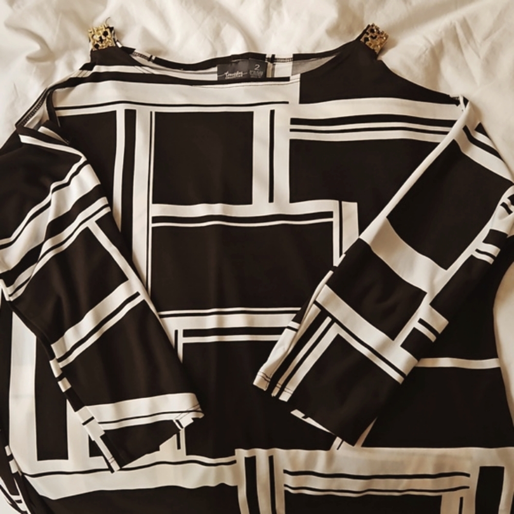 Chicos Travelers Brown & White Cold shoulder top w/gold details. RUNS BIG. EUC.